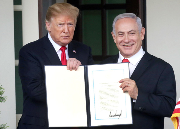 ゴラン高原のイスラエル主権を認める宣言に署名したトランプ米大統領（右はイスラエルのネタニヤフ首相）／（Ｃ）ロイター＝共同