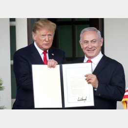 ゴラン高原のイスラエル主権を認める宣言に署名したトランプ米大統領（右はイスラエルのネタニヤフ首相）／（Ｃ）ロイター＝共同