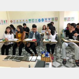 ベトナムの日本語学校に通う“金の卵”たち（Ｃ）日刊ゲンダイ