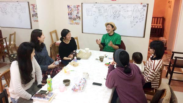 小商い塾開催の様子。中央の麦わら帽子が横田親さん（提供写真）