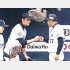 西村監督（右）とグータッチする田嶋／（Ｃ）日刊ゲンダイ