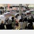 街宣活動する「在日特権を許さない市民の会」（奥）に抗議する地域住民（Ｃ）共同通信社