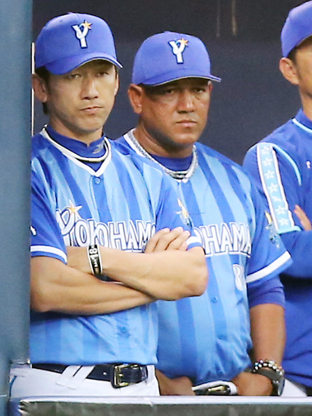 厳しい表情の三浦コーチ（左）とラミレス監督／（Ｃ）日刊ゲンダイ