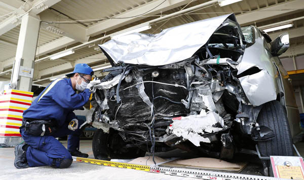 車体はペチャンコ（４日、福岡で起きた多重事故）／（Ｃ）共同通信社