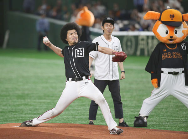 5月31日の巨人対中日（東京ドーム）では始球式にお笑いコンビのトータルテンボスが登場（Ｃ）日刊ゲンダイ