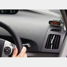 トヨタ自動車が発売するアクセルとブレーキの踏み間違い事故を防ぐ装置（右上）／（Ｃ）共同通信社