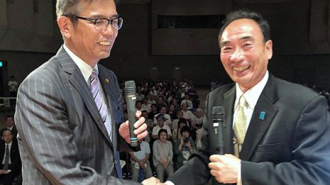 「きのうの敵はきょうの友やね」籠池氏“森友急先鋒”と握手