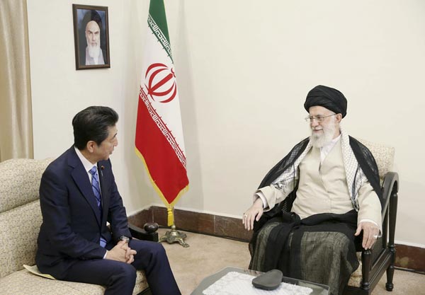 ハメネイ師（右）と会談する安倍首相（イラン最高指導者事務所提供・共同）