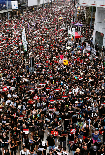 この光景を日本にも（香港で「逃亡犯条例」改正案の撤回を求めデモ行進する人たち）／（Ｃ）ロイター