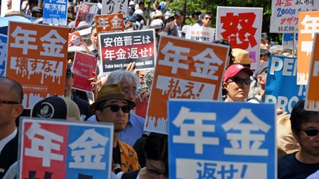安倍首相は真っ青「年金返せデモ」でよぎる“12年前の大敗”