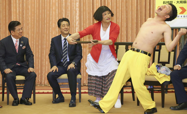 安倍首相を訪問しネタを披露する吉本新喜劇の池乃めだから。左端は西川きよし／（代表撮影）