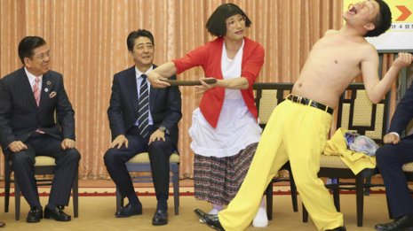 安倍政権が露骨スリ寄り 吉本興業と“ズブズブ”三文芝居