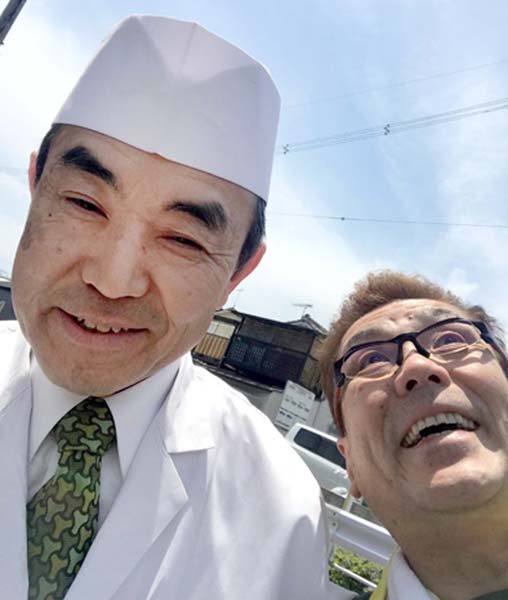「草喰なかひがし」の店主・中東久雄さん（左）と／（提供写真）