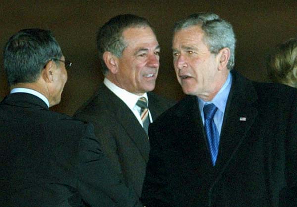 バレンタイン（中央）はブッシュ大統領（右）に献金（Ｃ）共同通信社
