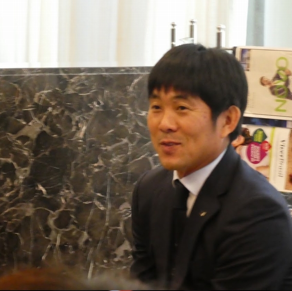 宿泊ホテルで報道陣に笑顔を見せた森保監督（写真）元川悦子