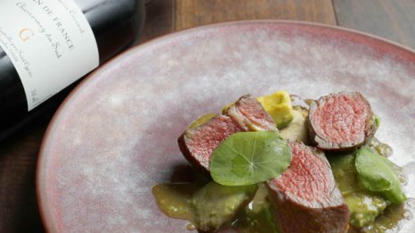 【牛赤身ロティ~アボカドソース~】山と海の幸の組み合わせが最高