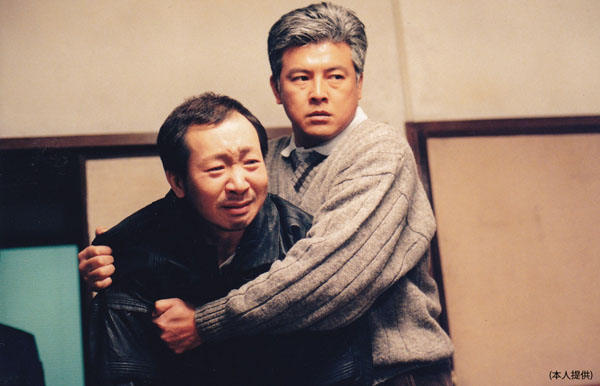 1997年ＮＨＫ放送「いのちの事件簿」のワンシーン。三浦友和（右）さんと／（提供写真）