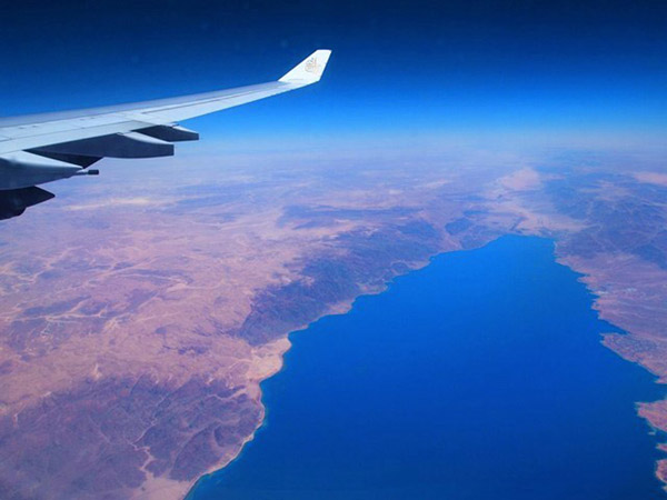 チュニジアの上空で。眼下に広がる地中海／(撮影・歩りえこ）
