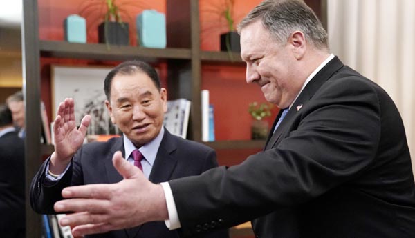 粛清説が浮上した北朝鮮の金英哲氏は健在（右はポンペオ米国務長官、2019年1月）／（Ｃ）ロイター＝共同