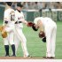 ファインプレーの陽岱鋼に深々と頭を下げる菅野（Ｃ）日刊ゲンダイ