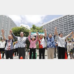 全力で野党スクラムを（沖縄で街頭演説をする、右から国民民主党の玉木代表、立憲民主党の枝野代表、〈２人おいて〉共産党の志位委員長、社民党の照屋国対委員長）／（Ｃ）共同通信社