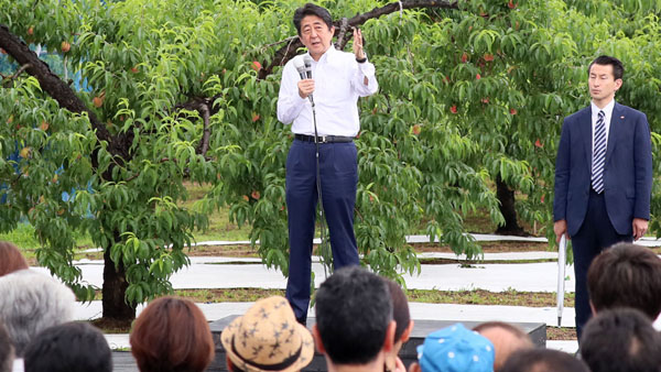 安倍首相は福島市の「福島あづま果樹園」で第一声／（Ｃ）日刊ゲンダイ
