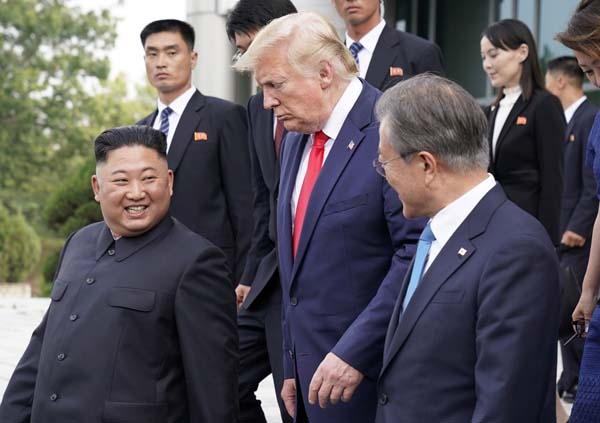 トランプ米大統領（央）には袖にされ、文韓国大統領（右）が橋渡し役。“外交”の安倍首相は…／（Ｃ）ロイター