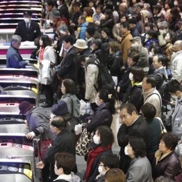 電車内での生死を分ける“安全な車両”と“立つべき場所”は？