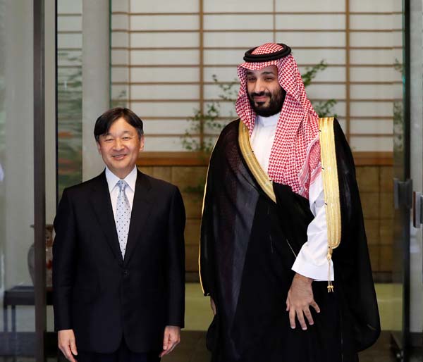 サウジアラビアのムハンマド皇太子を出迎えられる天皇陛下（Ｃ）ロイター