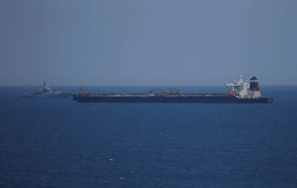 英領ジブラルタル沖で、英軍の船舶に監視されるイランの石油タンカー（Ｃ）ロイター