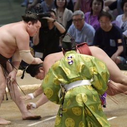敗れた阿炎も術中に?横綱白鵬は“ぬるぬる胸”が隠れた武器