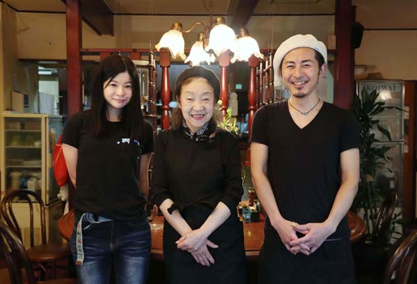 左から従業員の青山さん、オーナーの青木さん、従業員の大杉さん（Ｃ）日刊ゲンダイ