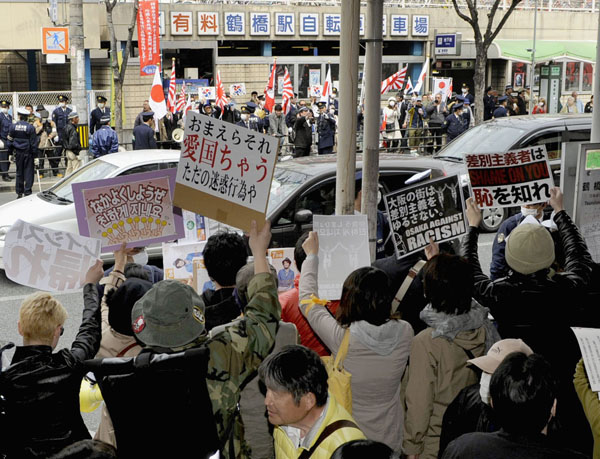 大阪・鶴橋駅前に集まる人々（Ｃ）共同通信社