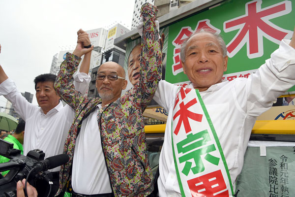 今回も“心友”の松山千春（左）が応援の鈴木宗男氏は当選／（Ｃ）日刊ゲンダイ