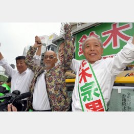 今回も“心友”の松山千春（左）が応援の鈴木宗男氏は当選／（Ｃ）日刊ゲンダイ