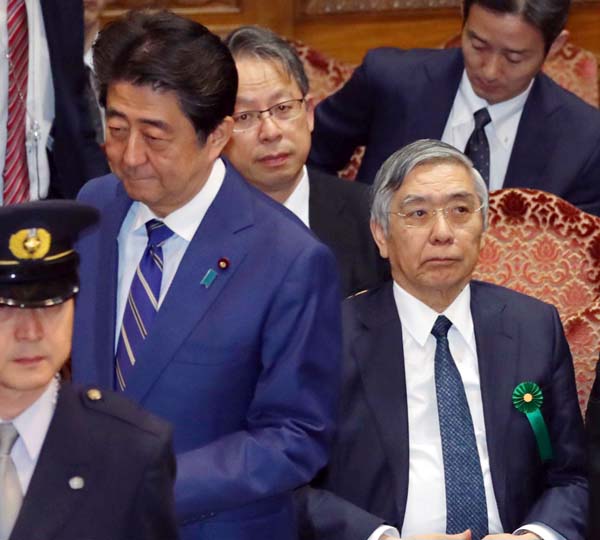 この６年間で日本経済はガタガタになった（安倍首相と黒田日銀総裁）／（Ｃ）日刊ゲンダイ