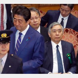 この６年間で日本経済はガタガタになった（安倍首相と黒田日銀総裁）／（Ｃ）日刊ゲンダイ