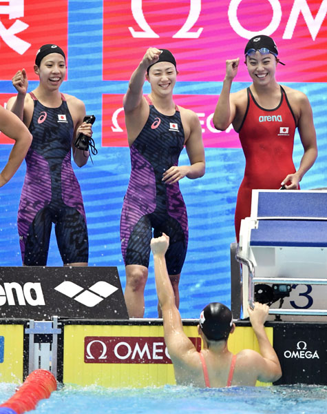 女子400メートルリレーで第1泳者として五輪出場枠獲得に貢献した大本（右）／（Ｃ）日刊ゲンダイ