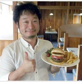「超高級牛肉使用のハンバーガーは味が違います」と金井庸泰さん（Ｃ）日刊ゲンダイ