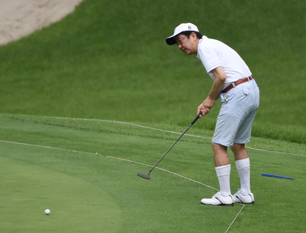 山梨の富士桜カントリー倶楽部でゴルフを行う安倍首相（写真は2015年）／（Ｃ）日刊ゲンダイ