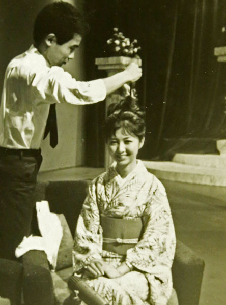 NHKアート美粧部に在籍していたレジェンド岡野宏さん（左）にメークしてもらった／（提供写真）