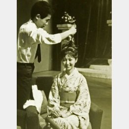 NHKアート美粧部に在籍していたレジェンド岡野宏さん（左）にメークしてもらった／（提供写真）