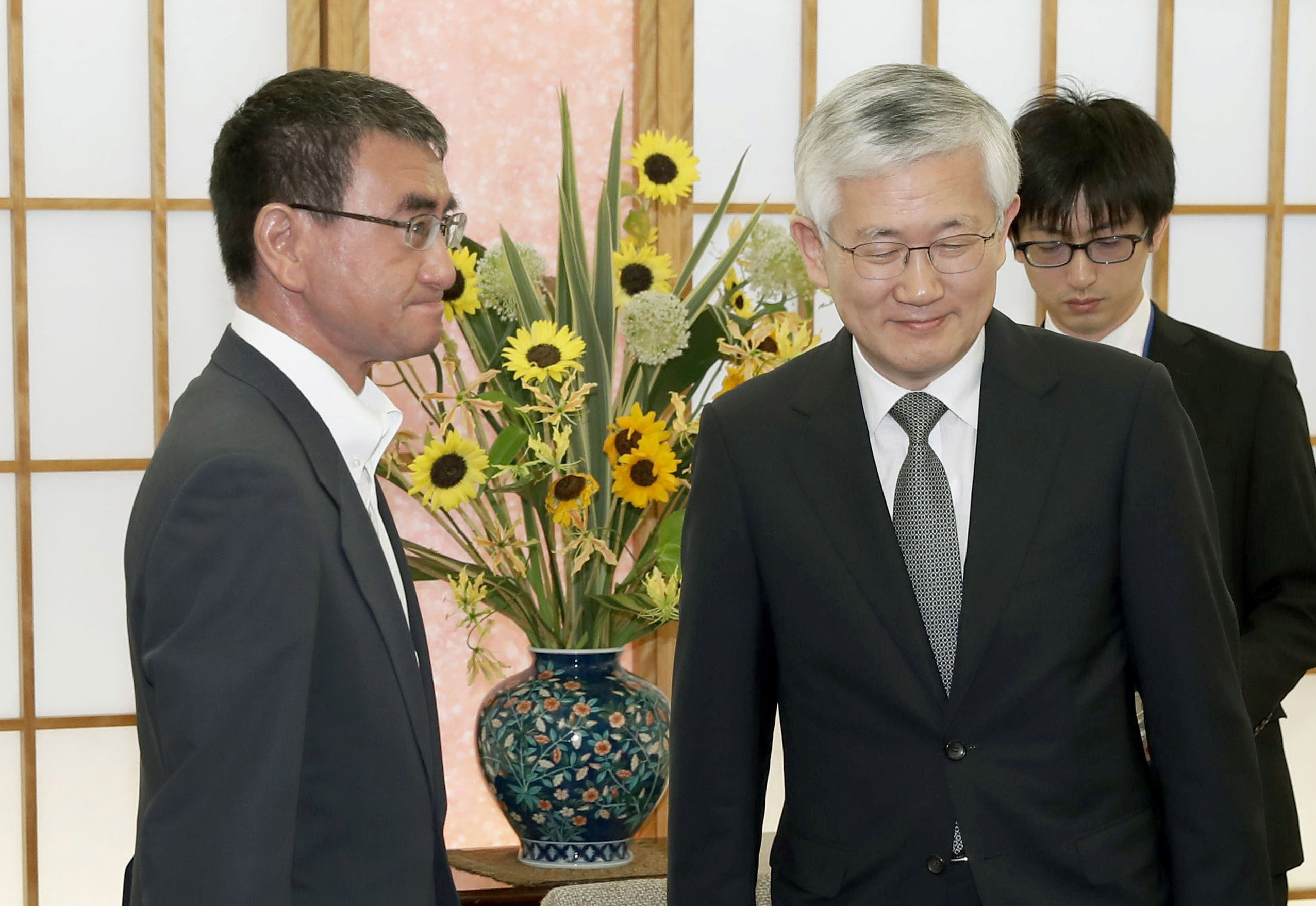 南官杓駐日韓国大使（右）を外務省に呼び出した河野外相（Ｃ）共同通信社