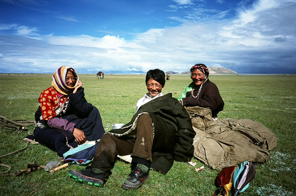 チベット自治区の草原で寛ぐ遊牧民と家族と（提供写真）