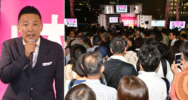 れいわ新選組・山本太郎代表（左）の「街頭記者会見」に集まる人々（Ｃ）日刊ゲンダイ