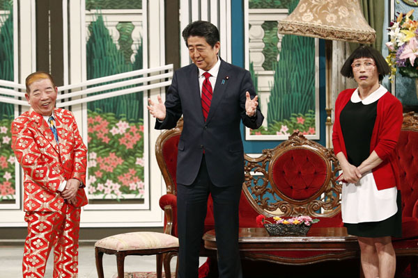 吉本新喜劇の公演にサプライズ出演し、Ｇ２０首脳会合をアピールした安倍首相（Ｃ）共同通信社