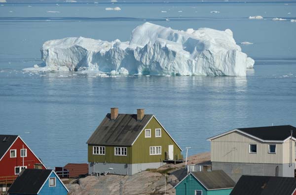 通常より暖かい気候となったグリーンランドでイルリサットの湾に浮かぶ氷山（Ｃ）ゲッティ＝共同