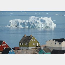 通常より暖かい気候となったグリーンランドでイルリサットの湾に浮かぶ氷山（Ｃ）ゲッティ＝共同