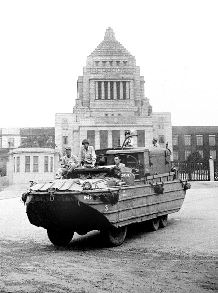 国会議事堂前を進む連合国軍の米水陸両用車（1945年9月8日）／（Ｃ）共同通信社