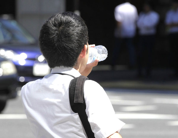 水とスポーツ飲料どっちを飲むべきか（Ｃ）日刊ゲンダイ